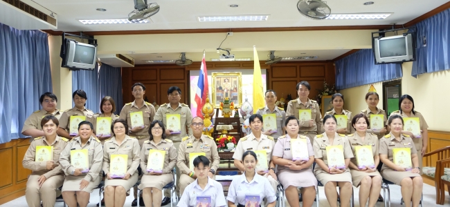 ดร.กำพล วิลยาลัย ผู้อำนวยการโรงเรียนธนบุรีวรเทพีพลารักษ์ นำคณะผู้บริหารและข้าราชการครูเข้ารับพระราชทานหนังสือธรรมนาวา 