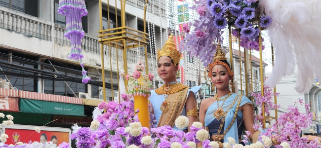 โรงเรียนธนบุรีวรเทพีพลารักษ์จัดขบวนแห่เทียนพรรษา